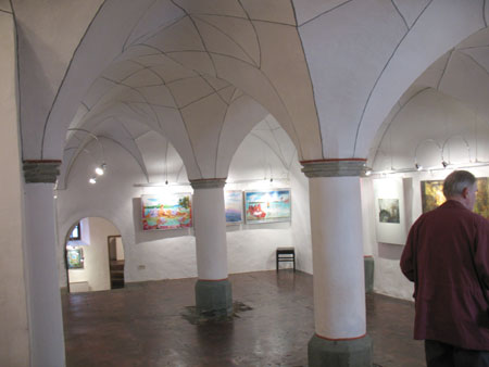 Stebriščna veža je danes likovna galerija, v kateri razstavljajo najpogosteje domači likovniki. Trenutno razstavljata digitalne slike dva avtorja: Leonard Rubins in Borut Grce;