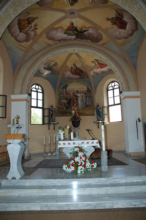 Pogled v prezbiterij v cerkvi Sv. Vida s freskami Simona Ogrina