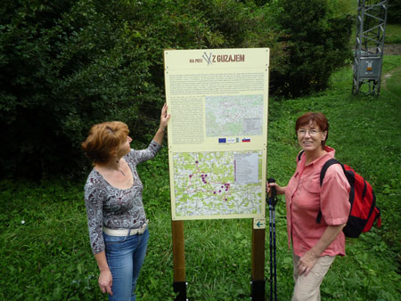 Pohodnici ob informacijski tabli na Poti z Guzajem