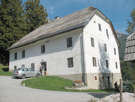 Mogočna zidana Končnikova hiša s čopoma in streho iz skodel