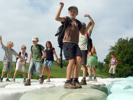 Otroci na balah sena