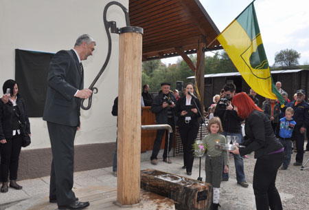 Odprtje vodnjaka na železniški postaji Zreče