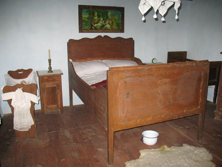 Spalnica za starše z veliko posteljo, zibelko in manjšo posteljico